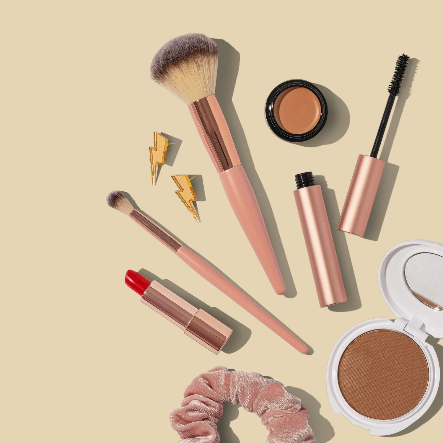 Selección de maquillaje y brochas en tonos rosados